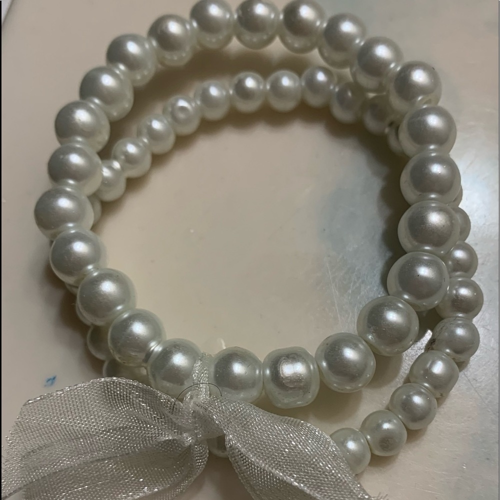 Adjustable two tier faux pearl bracelet with bow
